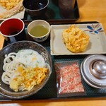 Hanamaru Udon - とろたまぶっかけ(温)に天かすと生姜のせ。お皿に、４種野菜のかき揚げ。