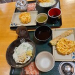 Hanamaru Udon - とろたまぶっかけ(冷)に生姜のせ。お皿に、4種野菜のかき揚げとちくわ磯辺揚げ。