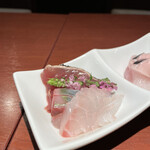 酒肴場 屯 - 海鮮丼付属の刺身①