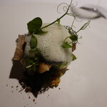 ラ・ヴァガボンド - えぞ石垣貝(80度レア仕上げ)、モロヘイヤ、クスクス、サマートリュフ、イカ墨のガレット、きのこのソースとコンテチーズのソース