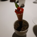 ラ・ヴァガボンド - 白えびとクリームチーズバジルのコルネ、ミニトマト