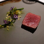 ラ・ヴァガボンド - 夏鹿ソテー、赤ワインソース、花にら、エシャロット、ピーマンの花、にらパウダー　