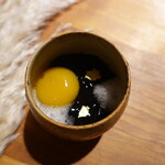 ラ・ヴァガボンド - 時計草、ゼリーでコーティングしたパッションフルーツのピューレ(月)、泡立てた桂花酒(雲)、黒ウーロン茶のジュレ(夜空)