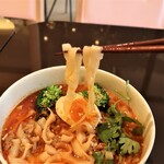 香港飲茶 雲海 - 麻辣（刀削麺）　麺　リフト