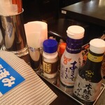 Mekiki no ginji - 隣のテーブルも焦げ茶色
