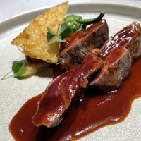 Tinc gana - 牛肉の赤身のようなイベリコ豚の肩の部位。今まで食べた事がない味わい。目隠しされたら、豚とは分からないかも。