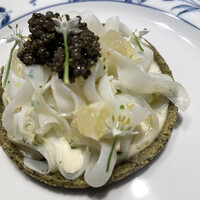 Tinc gana - 結構大きいサイズのとんぶりとイカのサブレ。イカには海苔を絡めてたり、和の食材を上手く取り入れてます。カボスかな？爽やかな酸味も入り、渾身一体となってました。