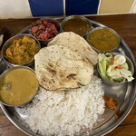 南インド食堂 ビーンズ オン ビーンズ - ミールスは日替わりカレーは２種類選べます。