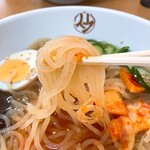 平壌冷麺食道園 - 麺リフト