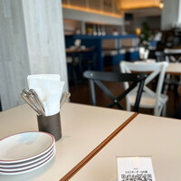 CODA ROSSA - 1番奥のテーブル席へ案内していただきました。
                      メニューは、QRコードを読み取って、