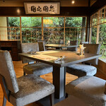 Youshoku Tsubaki - 店内は木の温もりが居心地の良いレトロモダンな雰囲気。