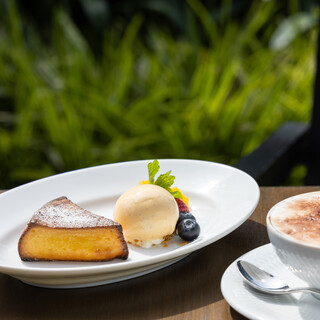 オリジナルスイーツで至福のカフェタイムをお楽しみください