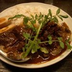 牡舌亭 - タンカレー＋たまご 1,300円（テールスープ付）