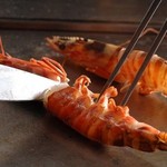 OSAKAきっちん。 - 新鮮な魚介は鉄板で調理されてさらにおいしくなります