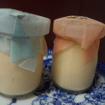 えぐぅ～カフェ - 「幸せたまご」のプリン：（左）バニラビーンズ（中の斑点状の粒々はバニラビーンズ）、カスタード（右）