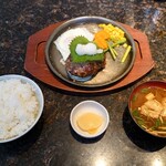 Saika - ◯飛騨牛おろしハンバーグ
                鉄板熱々な状態で提供された。
                ハンバーグの下には玉ねぎのスライス。
                これのお陰で ハンバーグが焦げない！
                考えてあるねえ