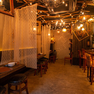 使われている流木や額縁、ドライフラワーは全て、店主自らセレクトしコーディネート