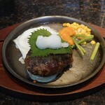 Saika - ハンバーグのみでもほのかな塩味を感じ
                肉自体のシッカリとした旨味を感じる味わい❕
                ポン酢が染みたおろしを摘みながら頂いた。
                つけ添えのコーン、アスパラ、人参、
                バターで焼かれてるのも美味しい