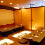 Yakiniku Fuji - 2階お座敷は最大40名様で貸切可能！床下に広がる和風庭園が、ご宴会の雰囲気を更に演出します‥