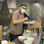 中華そば しば田 - 厨房の柴田店主（松坂屋上野店「秋のうまいもの物産展」）