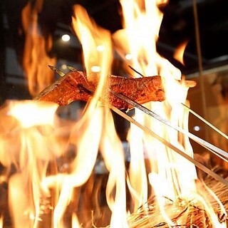 豪快に焼き上げる【藁焼き料理】(鰹、鯛、カマンベールチーズ)