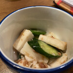 一心 - お通しは、長芋と胡瓜の梅和え。
      長芋が大きめにカットされてて食べ応えがある。
      潰し梅と胡瓜でサッパリ♪