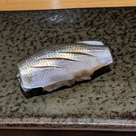 すし小粋 - 好物①コハダ、コハダの味と香りを楽しめる大きさのカワイイ子