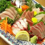 Shinshuusoba Sanshiro - 地魚『鹿島タコ、金目鯛、ヒラメ、アジ、イワシ、貝類』などを中心に旬の刺身を常備10種類以上ご用意♪