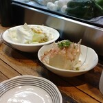 とり源 - お通しは…キャベツとやっこ