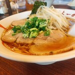 内橋ラーメン - スープの甘い味わいがクセになりそう