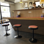 ジラフ - 店内はカウンターのみですがなかなか広いですヽ(・∀・)