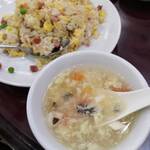 満洲園 - 炒飯に付くスープ　上品な味わい