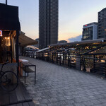 &ISLAND NAKANOSHIMA - 左が店内(ドア全開)、右がテラス席