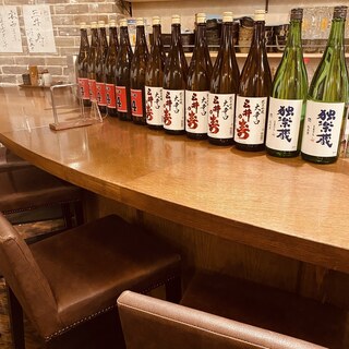 福岡の地酒が並ぶカウンター！