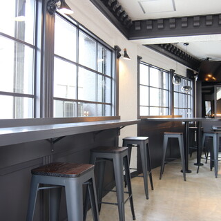 窓側のカウンター席は一人のみにピッタリ