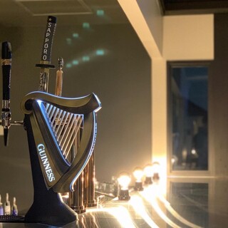 おしゃれなバーカウンター席