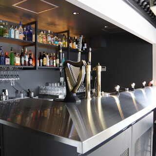 バックバーに並んだお酒。好みの飲み方指定して飲むのももちろんOKです！