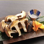 Extra-large log shiitake mushrooms with great aroma and flavor ~ Served with rock salt ~