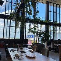 横浜焼肉kintan - 窓のある開放的なエリア