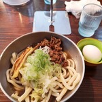 うどんの佐助 - 冷し肉うどん（醤油）＋温泉たまご