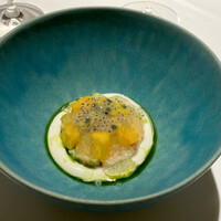 ラ ペ - パパイヤ　ズワイガニ　ウニ　
                    白いソースはカリフラワー、上にはバジルシードとパッションフルーツ