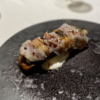 ラ ペ - 無花果　ウナギ
                    上にグアンチャーレ、下はパイ生地、ブッラータチーズ。上にはペドロヒメネスがかかってます