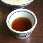 釜あげうどん 長田 in 香の香 - 出汁はアツアツで、カツオの香りがいいですね。これだけでも飲んで旨し。