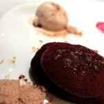 フロリレージュ - デセール2皿目。手前は作り立てのエクレアで温かい。奥はアイス。