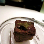 アミューズ・グール2品目。オリーブを四角くして焼いたもの