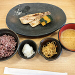 手しおごはん 玄 - 赤魚の西京漬け炭火焼定食(雑穀米少なめ)_¥1,000
