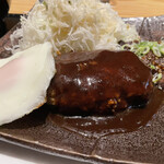 kurogewagyuusemmontennosachiyamanosachi - 右奥がハラミ肉です。サラダのドレッシングもふんだんにかかってますし、デミグラスソースもたっぷり。