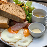 ベーカリー&レストラン沢村 - 厚切りトーストとソーセージ&ベーコンエッグ