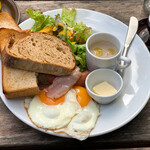 ベーカリー&レストラン沢村 - 厚切りトーストとソーセージ&ベーコンエッグ