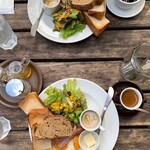 ベーカリー&レストラン沢村 - 厚切りトーストとソーセージ&ベーコンエッグ